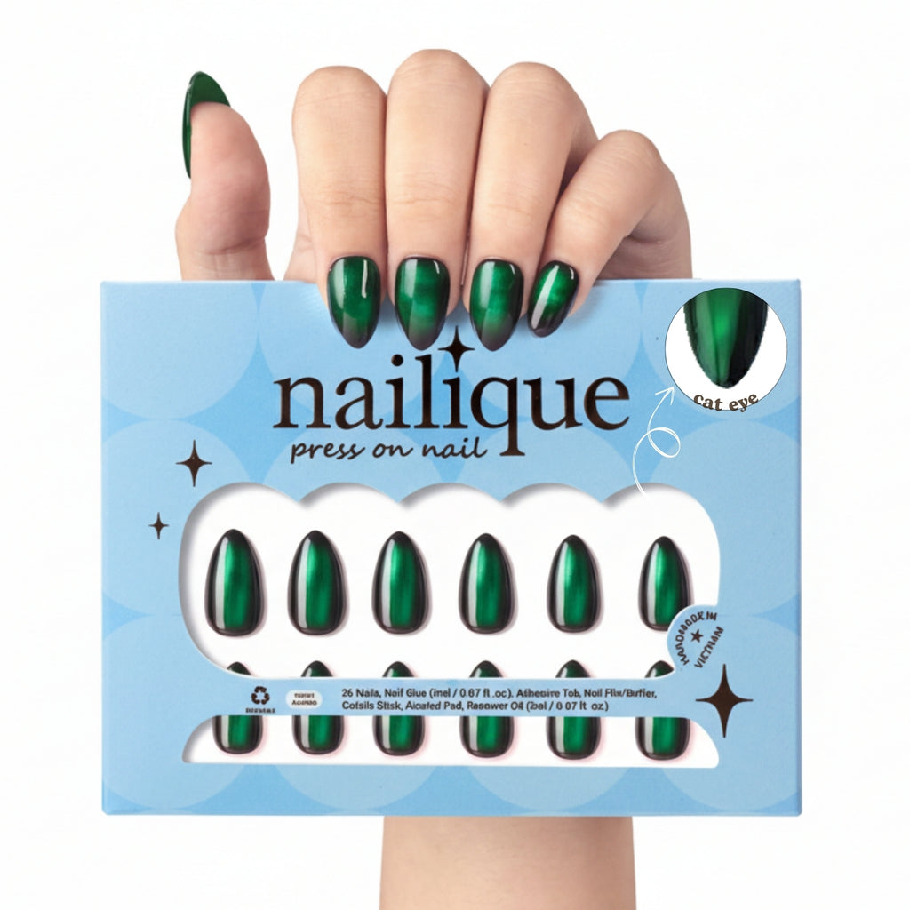 Short almond-shaped pressed on nails by Nailique in emerald dark green gel design, 26 reusable tips with glue and remover.